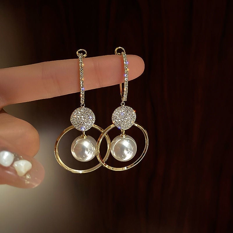 Boucles d'oreilles élégantes ornées de perles de culture et de zirconiums