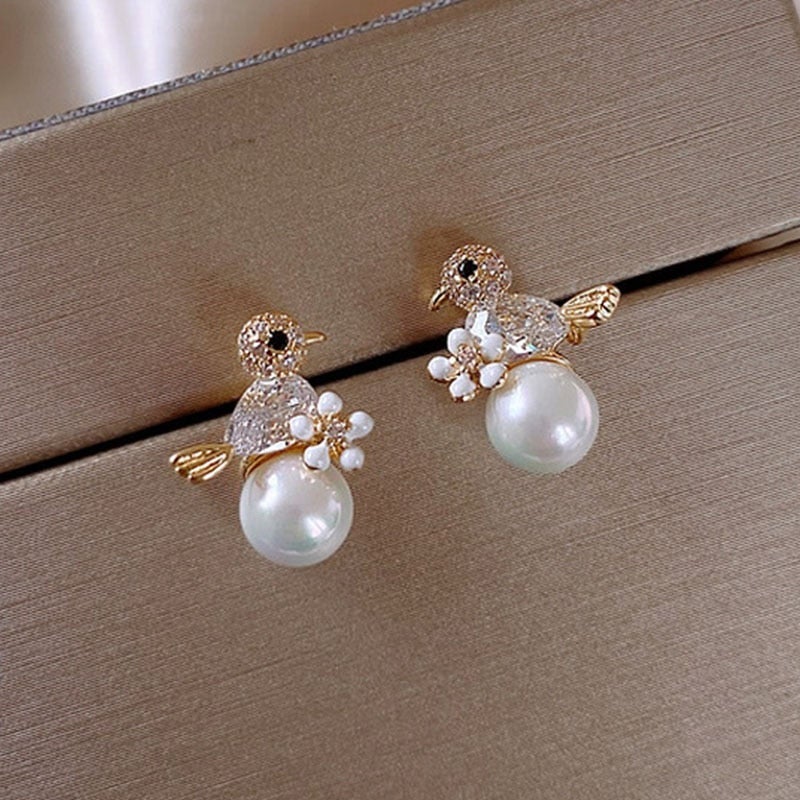 Boucles d'oreilles de luxe Birdie avec incrustation de perles et zircon