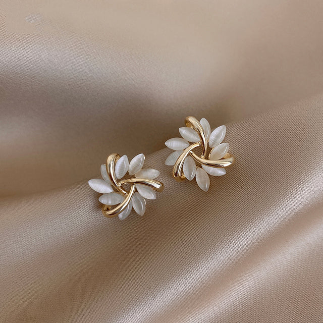 Boucles d'oreilles en or ornées de fleurs d'opale créoles