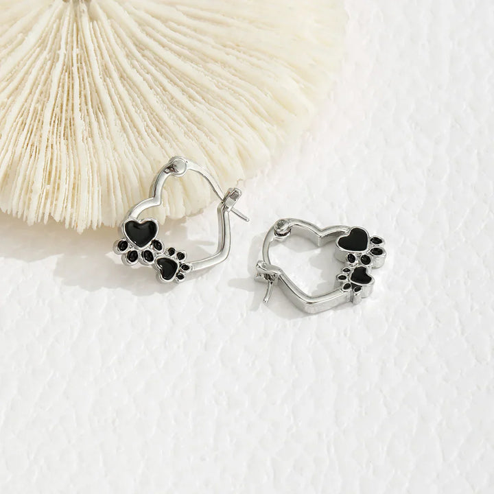 Boucles d'oreilles Huggie en forme de patte de cœur avec émail noir