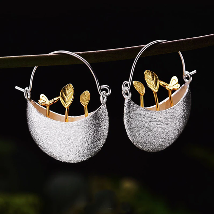 Boucles d'oreilles en argent plaqué avec motif floral en panier