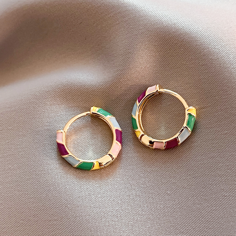 Boucles d'oreilles en émail doré élégantes