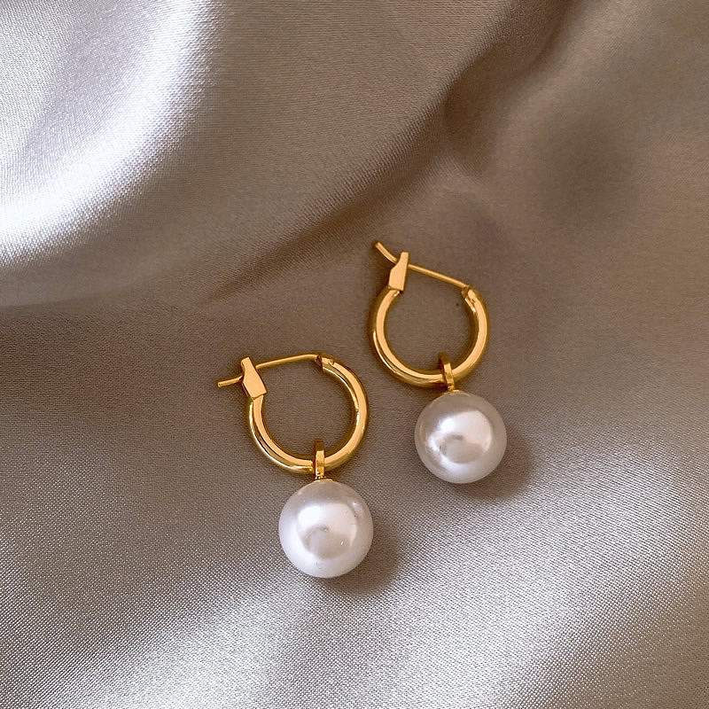 Élégantes boucles d'oreilles ornées de perles dorées